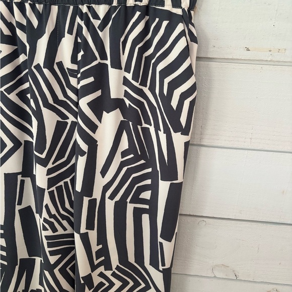LOFT Ann Taylor  Geometric Palazzo Pants. Two front pockets, two back pockets. - Picture 4 of 15